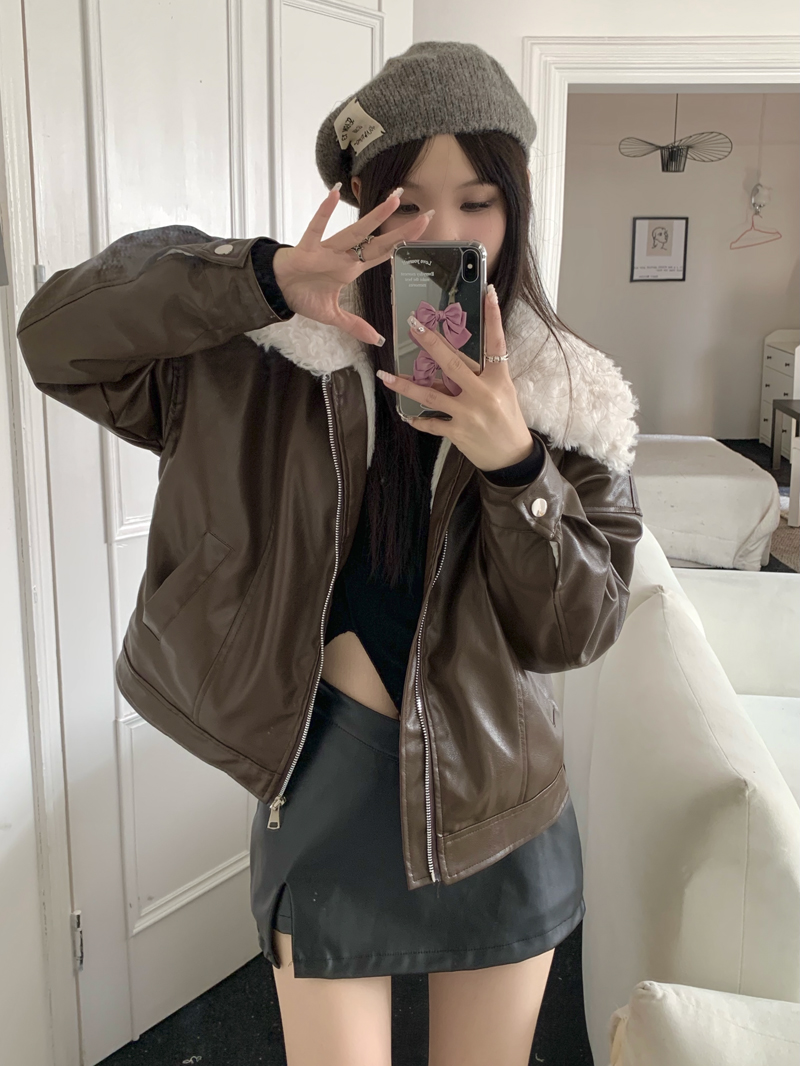 Actual shot of three standards, short retro motorcycle leather jacket, lamb fur collar, velvet thickened jacket