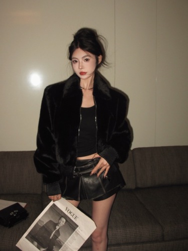 Actual shot of autumn and winter fashionable leather culottes with belt and high-end slim fit and leather faux fur fur coat