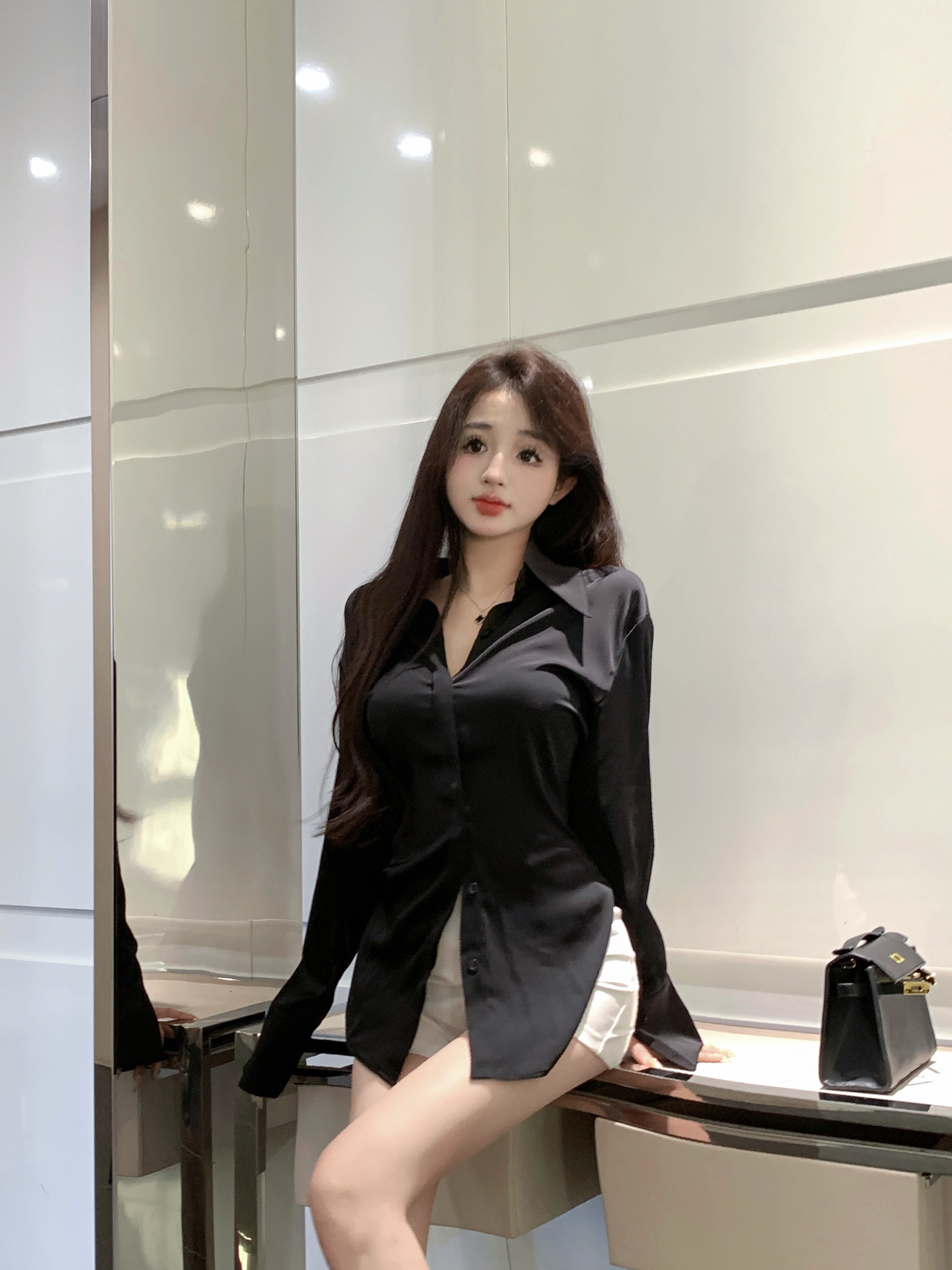 Actual shot of thin design long-sleeved sun protection shirt, fashionable and high-end mid-length shirt
