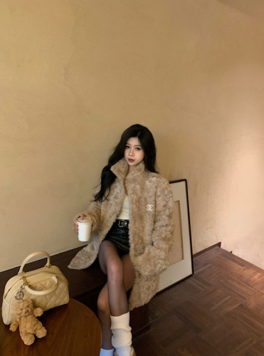 Real shot of faux fur eco-friendly Korean women's toka fur coat in a wealthy area with stand-up collar and thickened coat