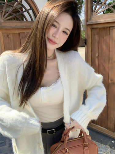 Real shot of lazy style thickened v-neck sweater autumn and winter soft and waxy loose knitted cardigan top