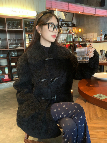 Real shot Lapel horn button imitation lamb fur one-piece top