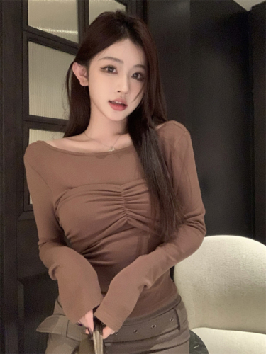Real shot of two-piece pleated slim-fitting long-sleeved two-piece top worn by sexy hotties