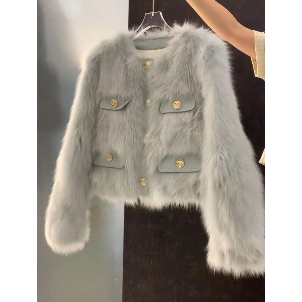Quality inspector's picture of new autumn and winter fur coats for women, fashionable, young and temperamental ladies, pocket-decorated fur tops