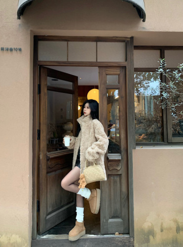 Real shot of faux fur eco-friendly Korean women's toka fur coat in a wealthy area with stand-up collar and thickened coat