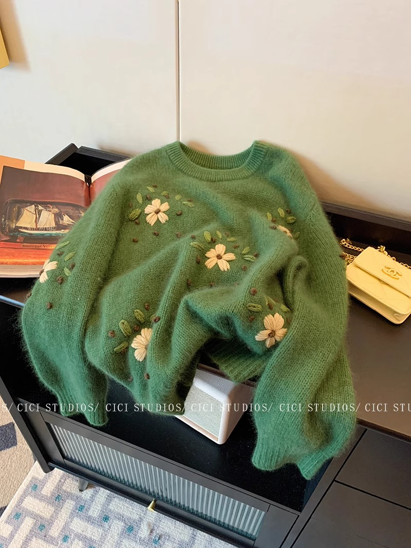 復古綠色碎花刺繡軟糯圓領毛衣女秋季2023新款寬鬆慵懶風針織上衣