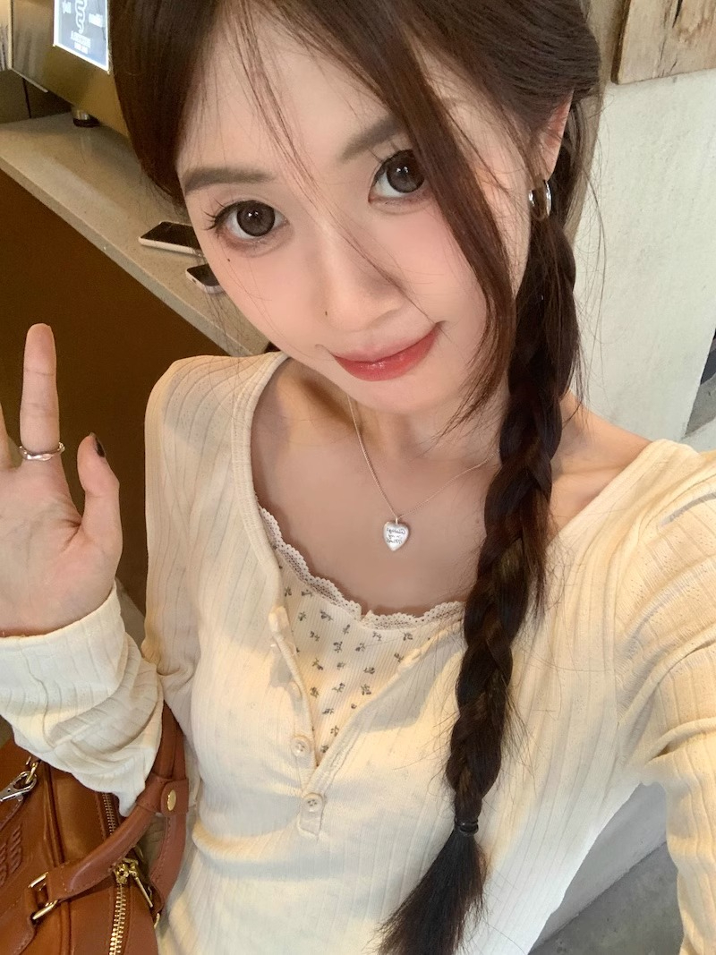 設計感小碎花假兩件長袖T恤女秋冬季杏色內搭修身打底衫短款上衣