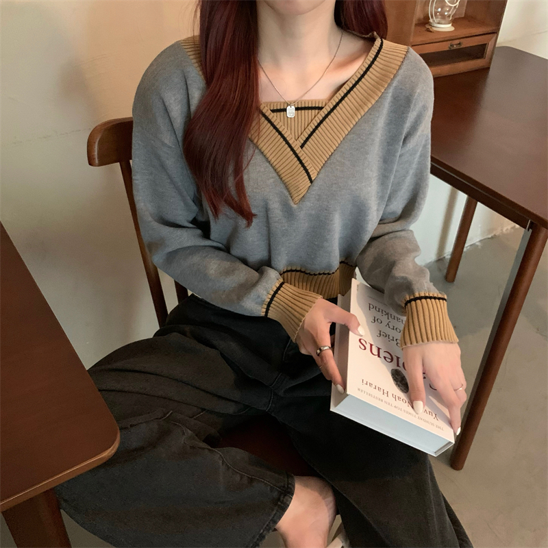 Actual shot of retro style loose V-neck contrast sweater and knitted short fake two-piece top