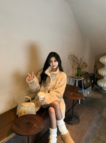 Real shot of faux fur eco-friendly Korean women's toka fur coat in a wealthy area with stand-up collar and thickened coat