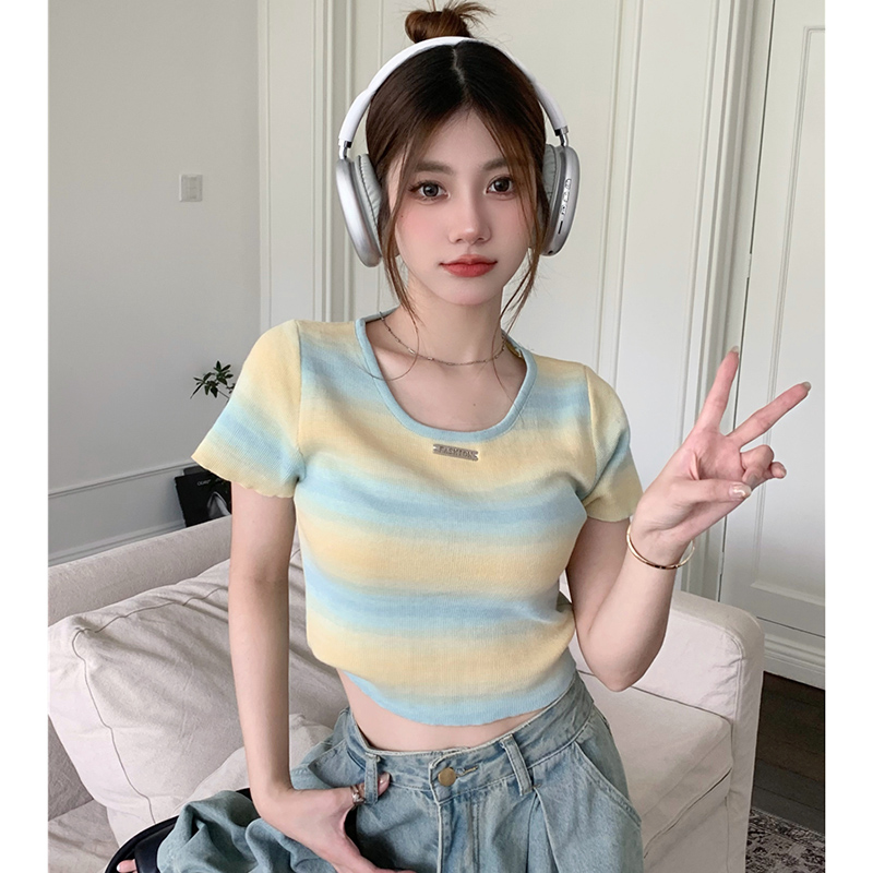 夏日多巴胺穿搭彩虹漸變色條紋針織衫T恤女洋氣減齡短款正肩上衣