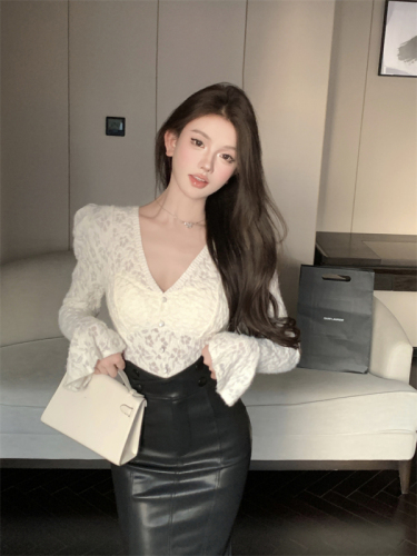 Real shot of elegant V-neck puff sleeve slimming lace shirt + PU high-waist spool fishtail skirt suit for women