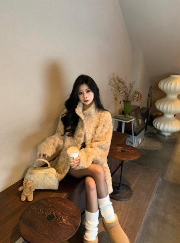 Real shot of faux fur eco-friendly Korean women's toka fur coat in a wealthy area with stand-up collar and thickened coat