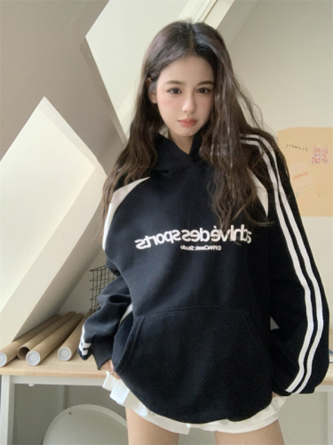 Real shot of American style hooded pullover plus velvet thickened sweatshirt for women in autumn and winter, right shoulder oversize design niche hoodie