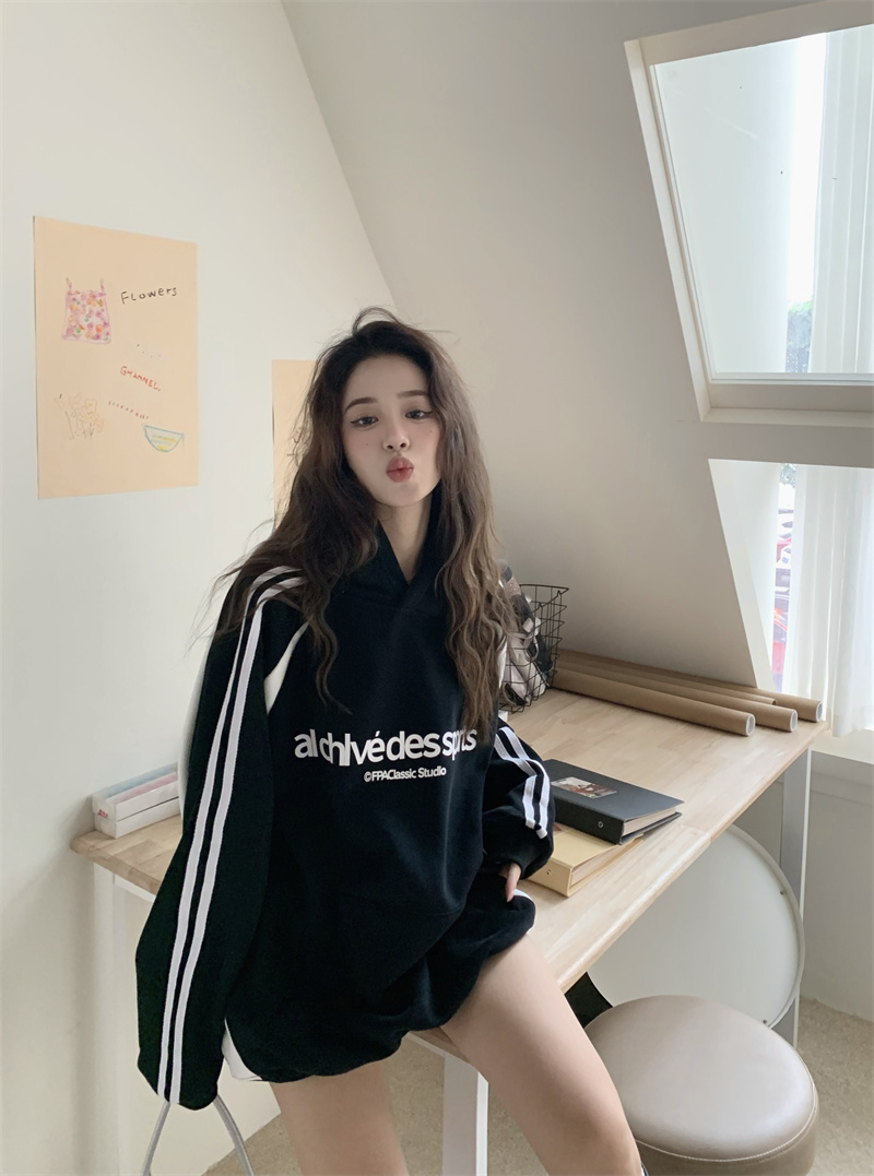 Real shot of American style hooded pullover plus velvet thickened sweatshirt for women in autumn and winter, right shoulder oversize design niche hoodie