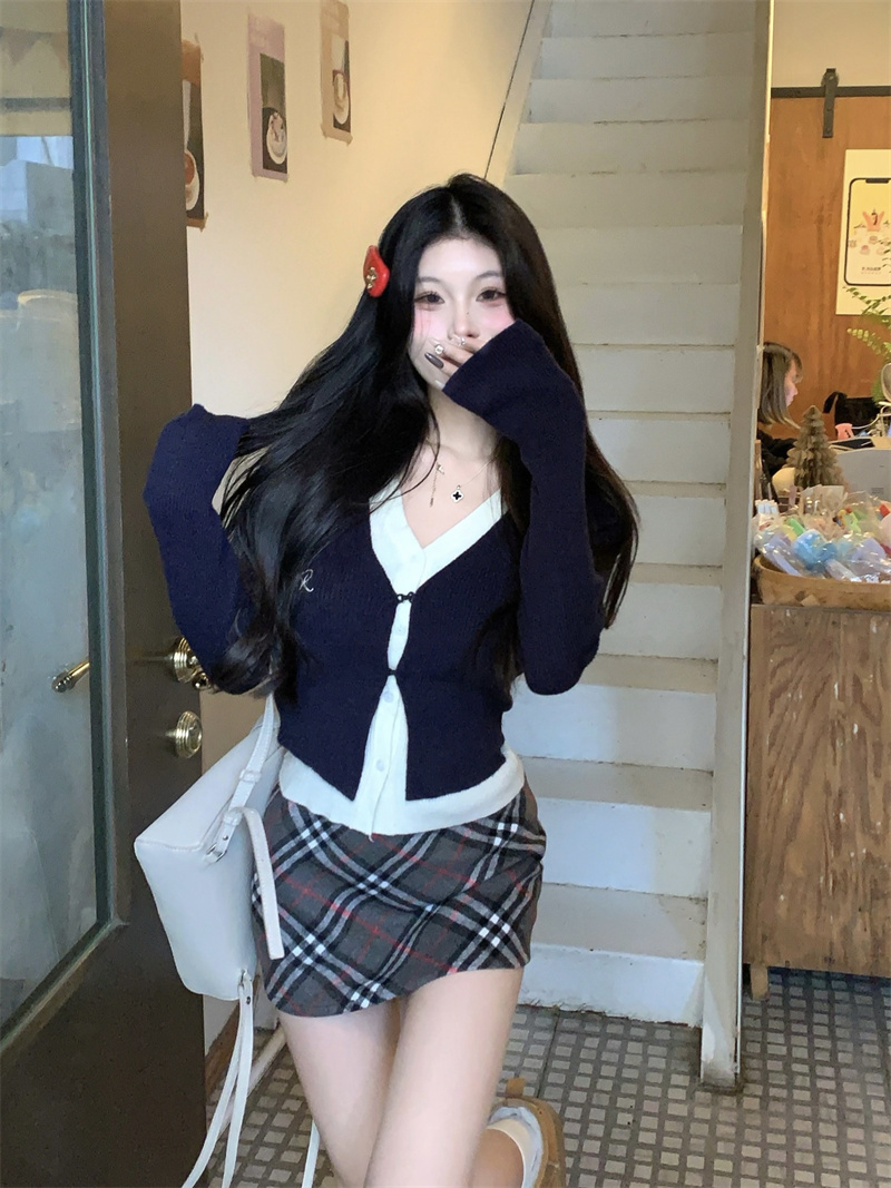 Real shot of V-neck slim short style contrasting fake two-piece thick knitted sweater + hip-covering retro plaid skirt
