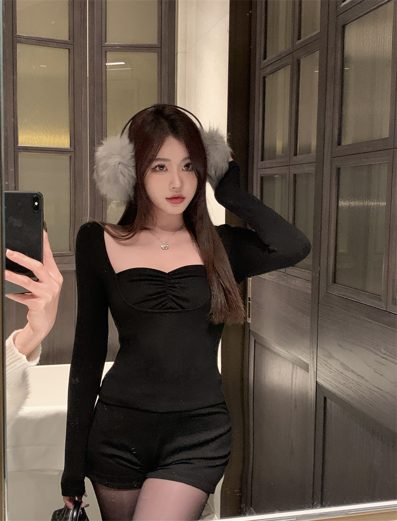 Real shot of two-piece pleated slim-fitting long-sleeved two-piece top worn by sexy hotties