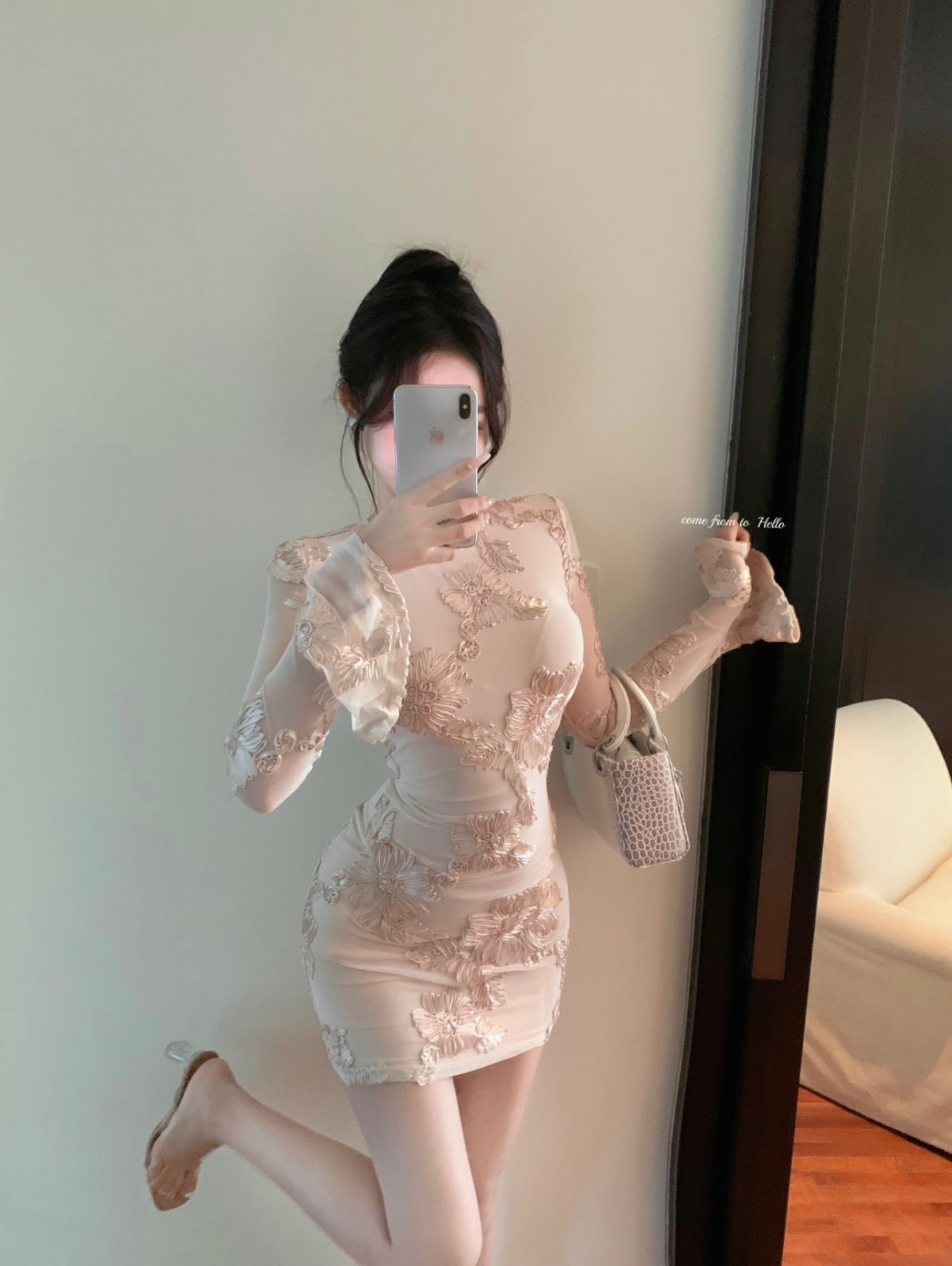 實拍杏色法式高級感繡花連衣裙露背喇叭袖修身性感包臀裙