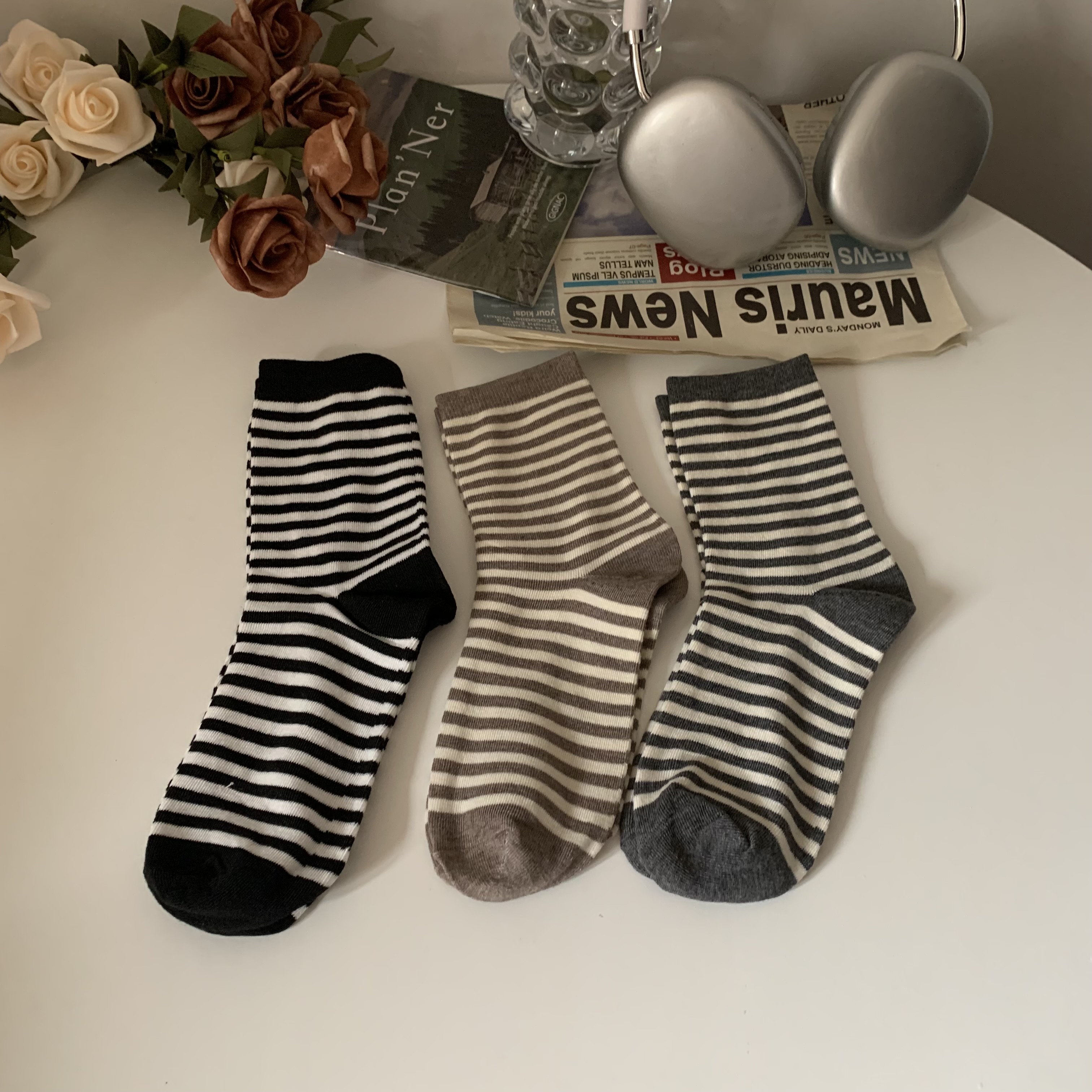 Real shot of striped socks in winter, mid-length outer wear, trendy Japanese mid-length socks, pile socks for women