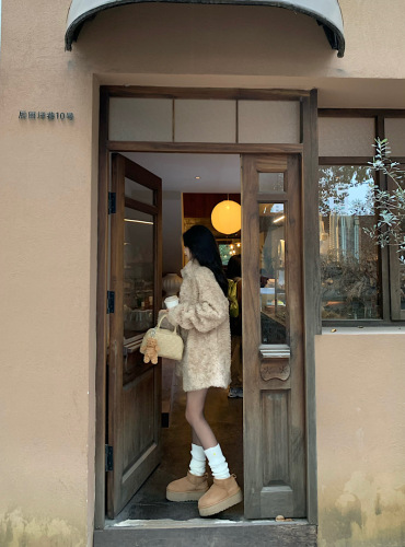 Real shot of faux fur eco-friendly Korean women's toka fur coat in a wealthy area with stand-up collar and thickened coat