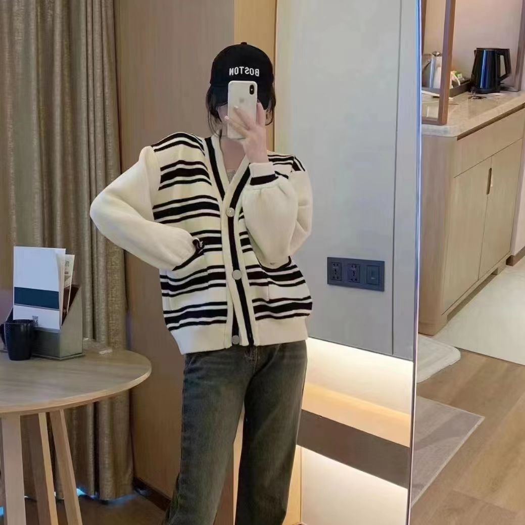 2023 Korean style lazy style fashionable V-neck short style striped contrasting loose woolen coat thick coat for women