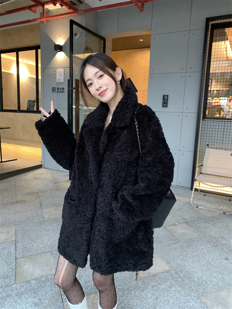 Actual shot of black lamb fur thickened loose suit collar mid-length fur coat