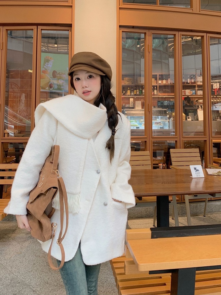Real shot of French V-neck double-breasted woolen coat, new winter style tassel scarf, small fragrant style, slimming and warm coat