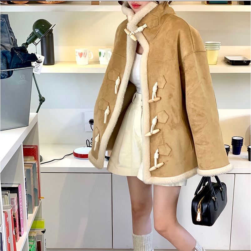 Winter horn button fur one-piece jacket, reversible