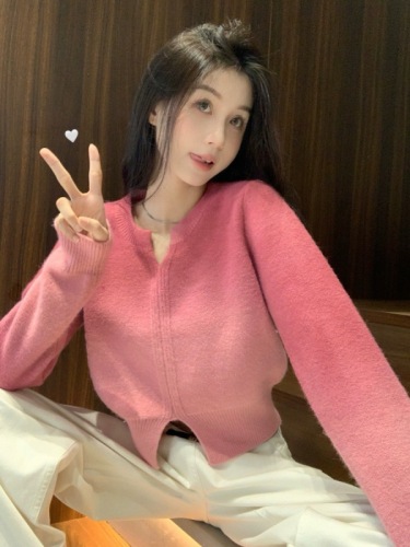 Women's Gradient V-neck Open Hem Fox Fleece Knit Sweater for Autumn/Winter, Stylish Short-sleeve Top with Fitted Design