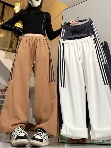 Actual shot of three stripes on the side, contrasting color and velvet sweatpants, new winter loose and versatile straight-leg casual pants