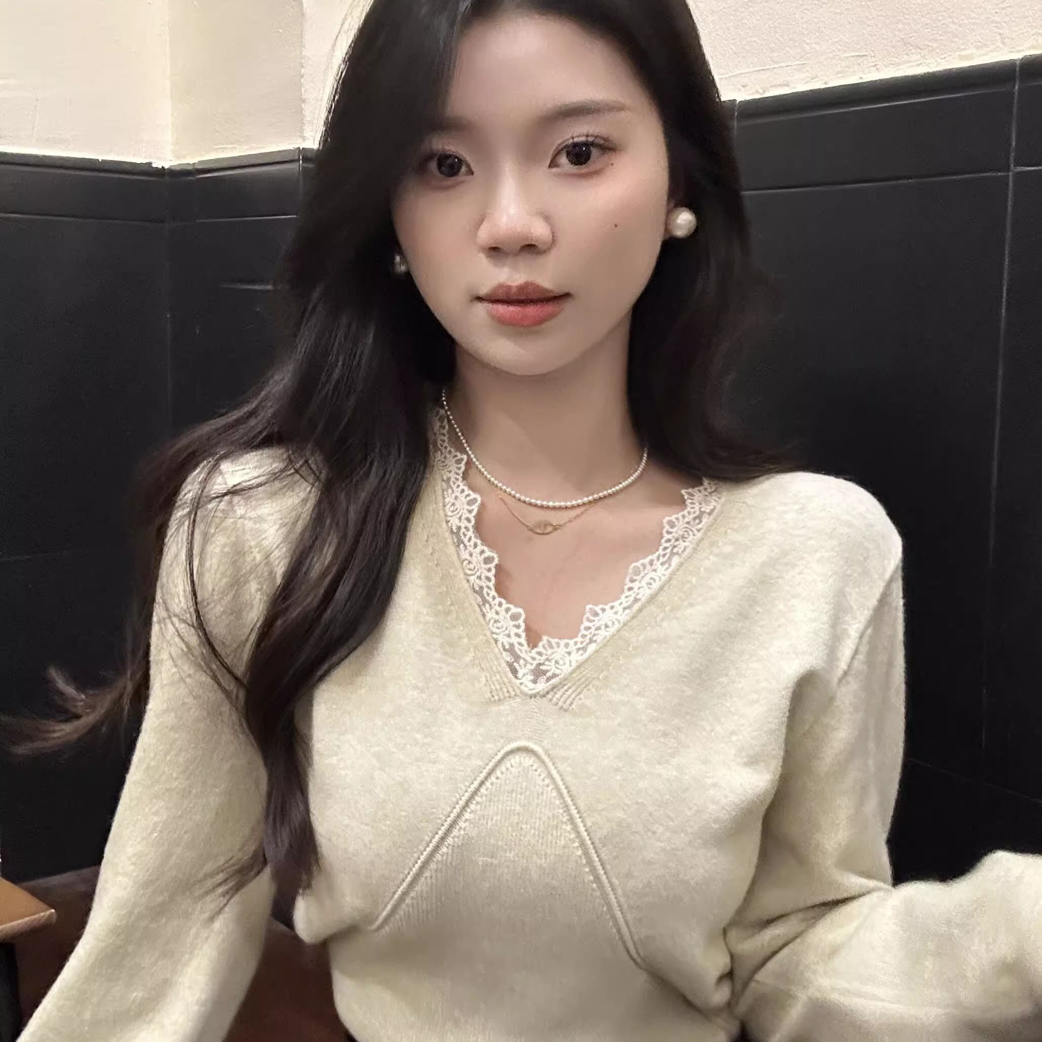 Autumn and winter high-end French sweet lace V-neck solid color sweater feminine slimming long-sleeved sweater