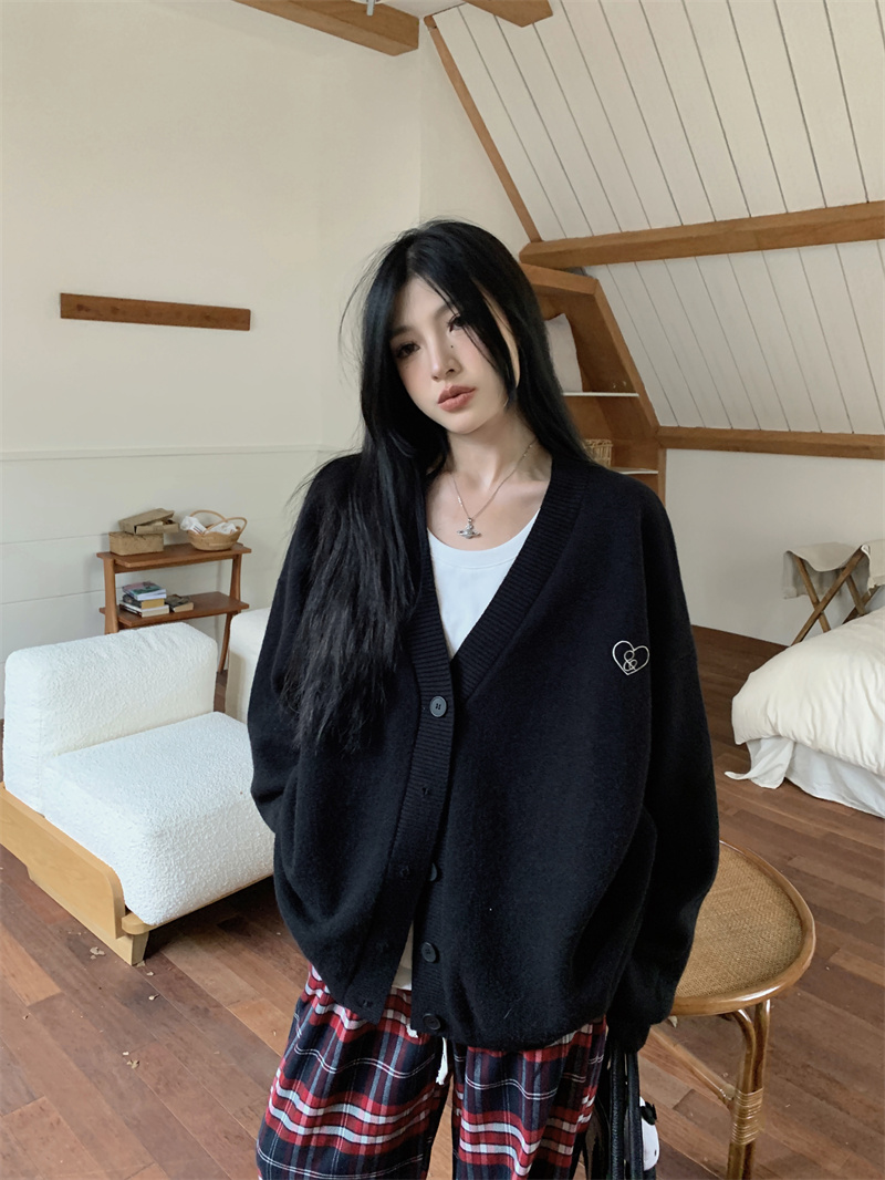 實拍~慵懶風寬鬆休閒顯瘦愛心刺繡毛衣