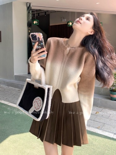 Women's Gradient V-neck Open Hem Fox Fleece Knit Sweater for Autumn/Winter, Stylish Short-sleeve Top with Fitted Design