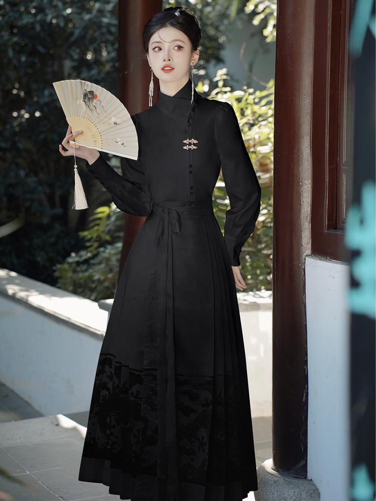 In the Year of the Dragon, men and women have the same style of woven gold and silver woven black mother-of-pearl horse-faced skirt Hanfu