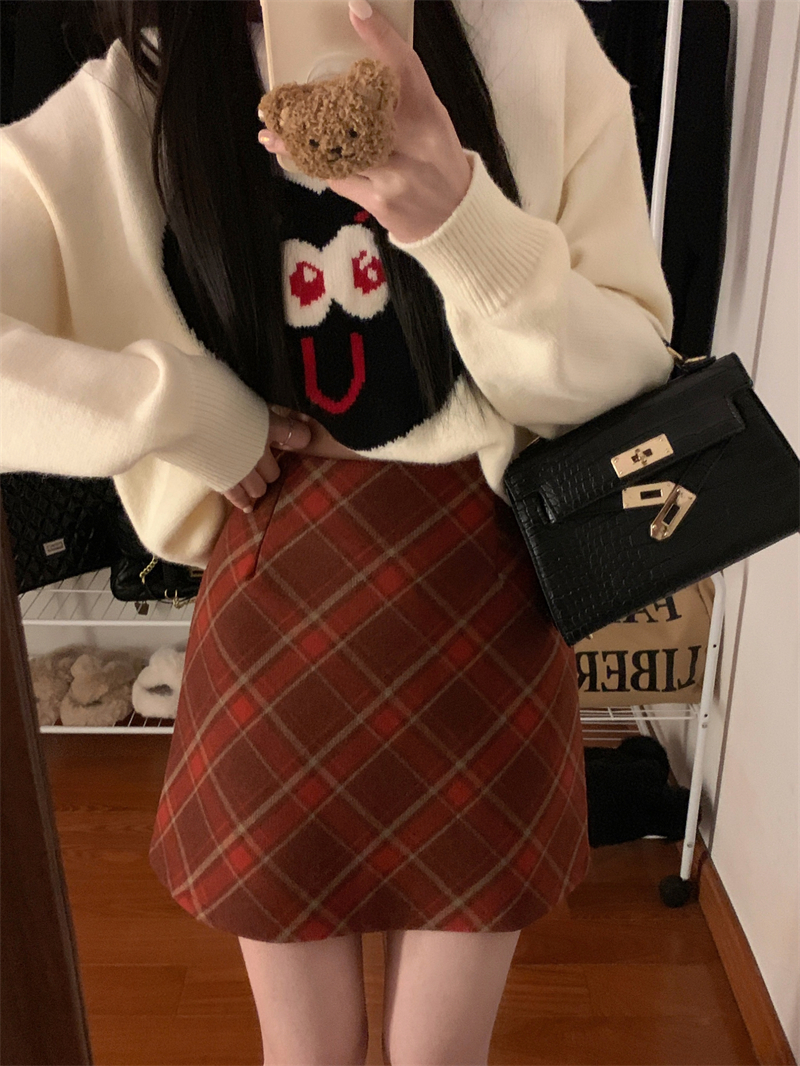 Actual shot and real price. New Korean style loose round neck love heart cute smiley sweater + red plaid skirt suit
