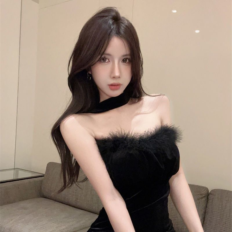 French black velvet one-shoulder tube top and halterneck sexy waist-cinching mini-dress with hip-covering skirt Korean version of pure lust style for socialites