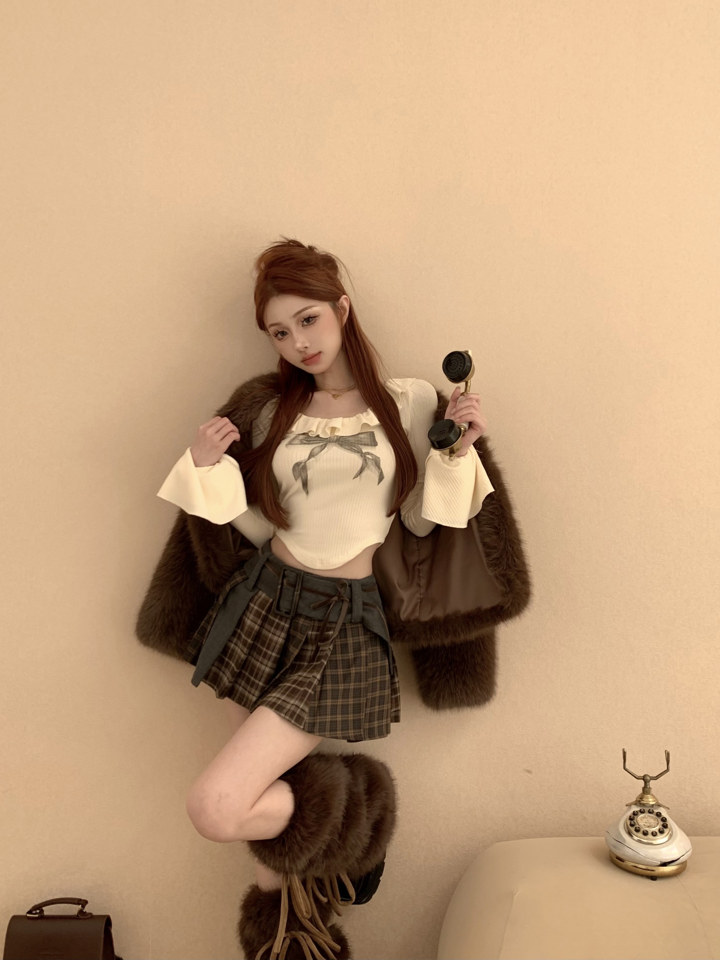Real shot of French-style bow-knot print top + spliced ​​plaid pleated skirt with belt + imitation rabbit fur