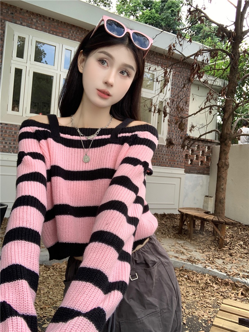 Design niche contrasting color striped long-sleeved sweater women's autumn new temperament discreet off-shoulder short top