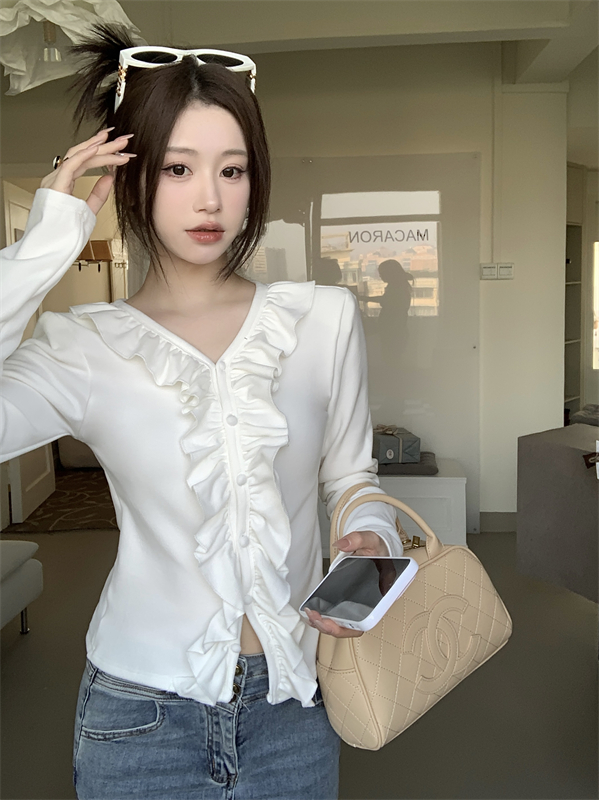Real shot of French retro style fungus V-neck early spring long-sleeved bottoming shirt, beautiful and chic slim-fitting shirt