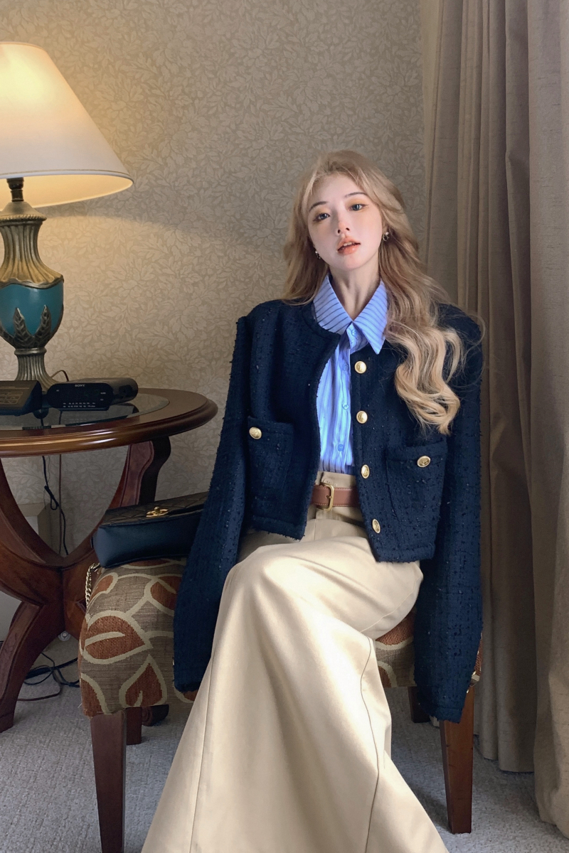 Actual shot of commuting style short fragrant coat, navy blue collarless jacket + khaki suit skirt