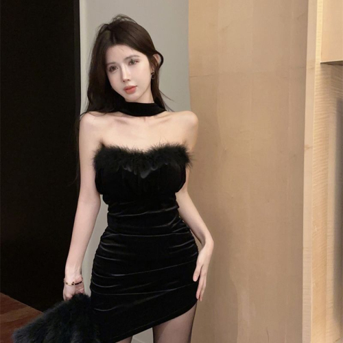 French black velvet one-shoulder tube top and halterneck sexy waist-cinching mini-dress with hip-covering skirt Korean version of pure lust style for socialites