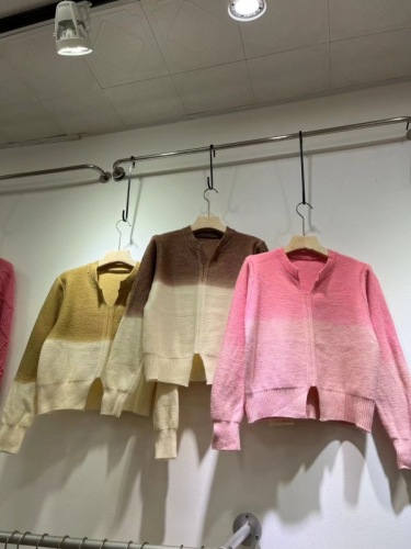 Women's Gradient V-neck Open Hem Fox Fleece Knit Sweater for Autumn/Winter, Stylish Short-sleeve Top with Fitted Design