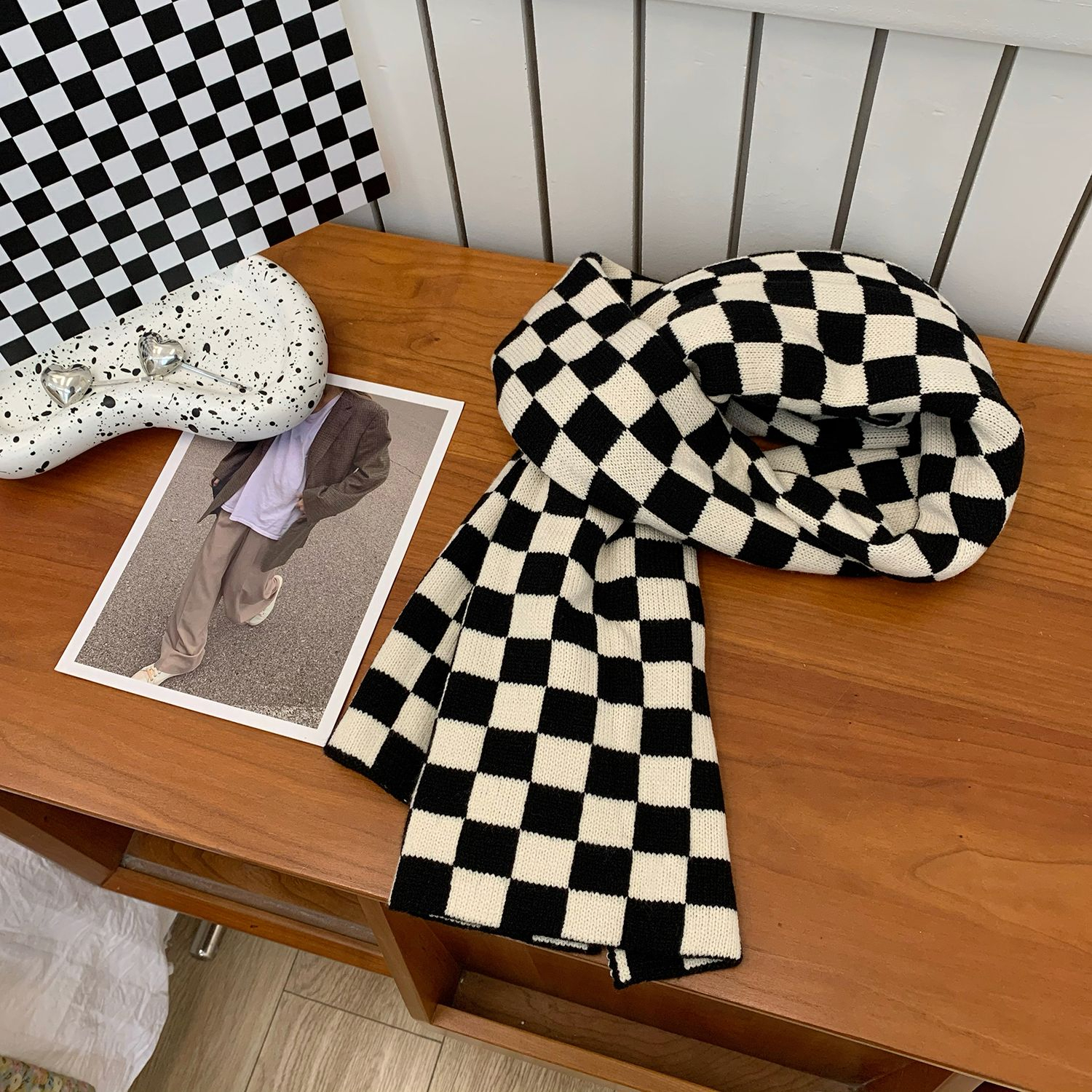 Japanese checkerboard scarf women's winter ins Internet celebrity Korean version student versatile knitted warm scarf black and white plaid