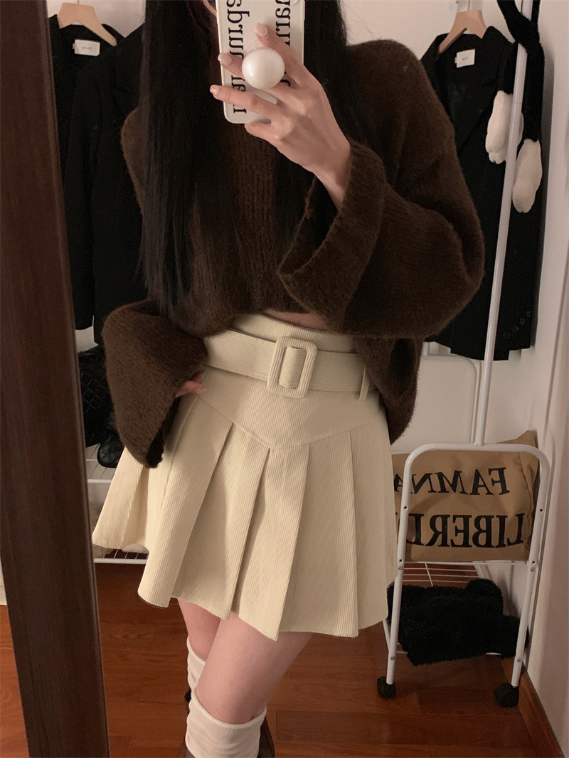 Real shot of retro thickened corduroy skirt with belt, high waist pleated skirt and short skirt
