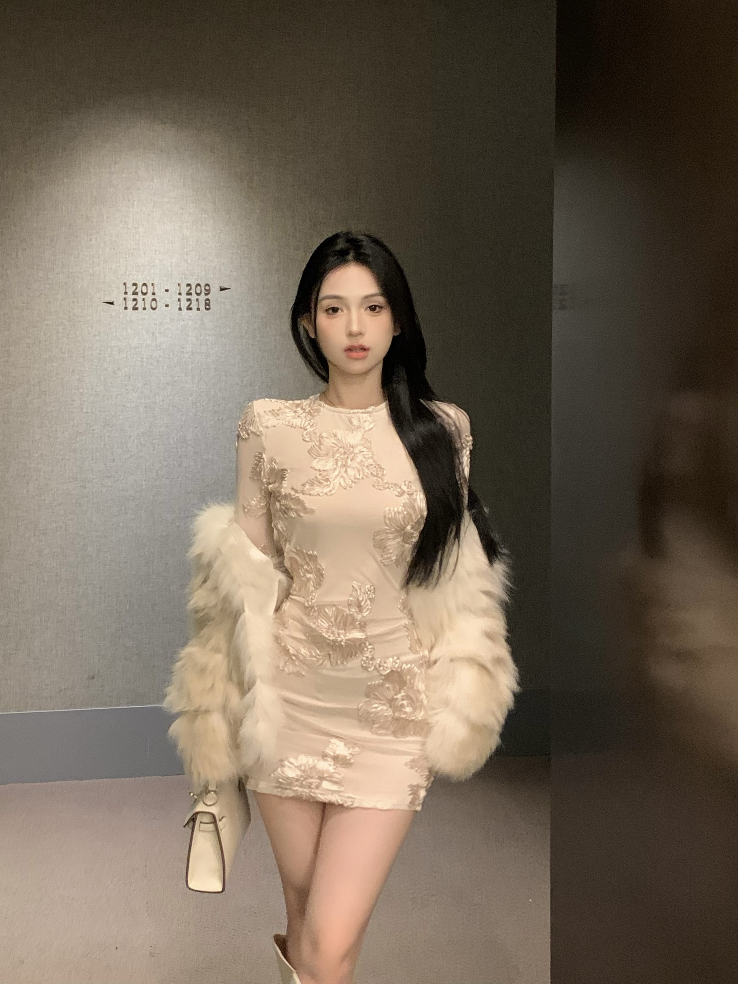 Real shot of French high-end embroidered dress with open back and bell sleeves, slim and sexy hip-hugging skirt