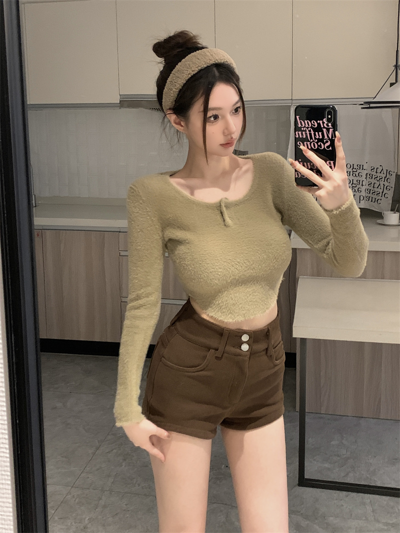 Actual shot of soft and warm warm top, velvety knitted U-neck bottoming shirt