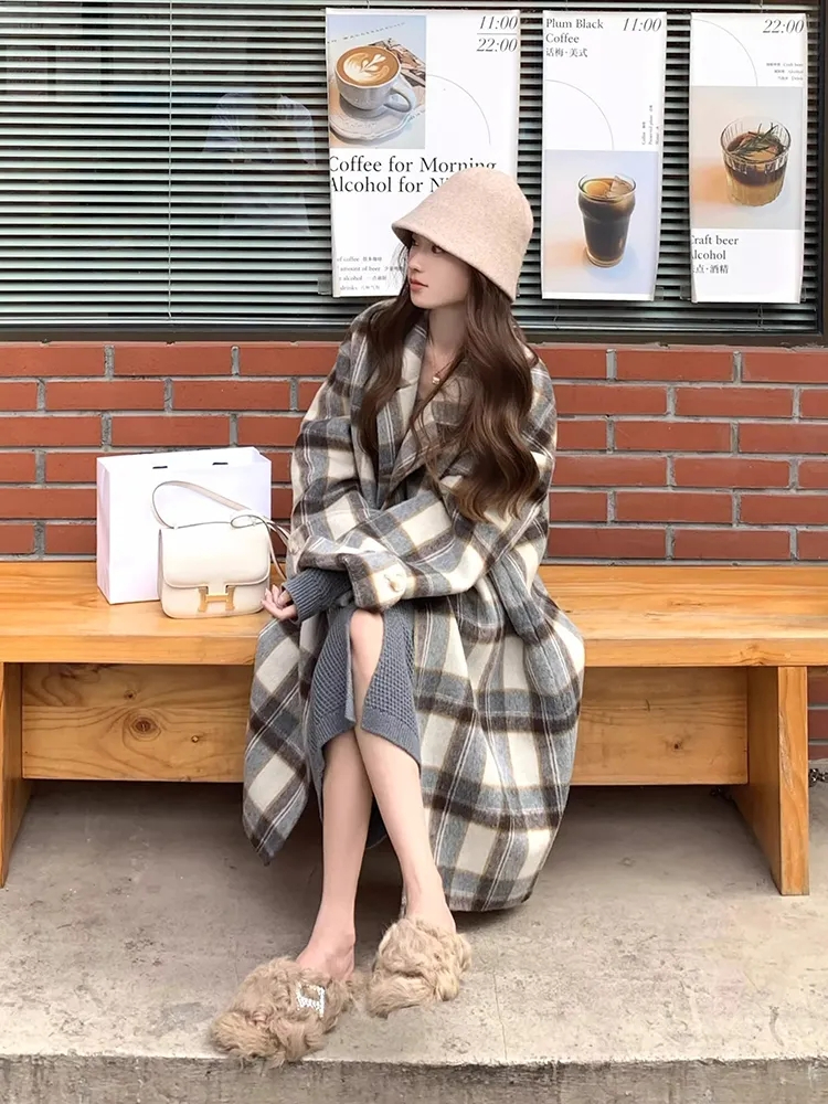Plaid woolen coat for women 2023 new autumn and winter woolen coat, high-end, popular Hepburn style this year, thickened