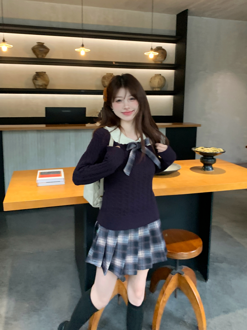 Actual shot of a complete set of college-style outfits, a two-piece set of woolen sweaters and skirts