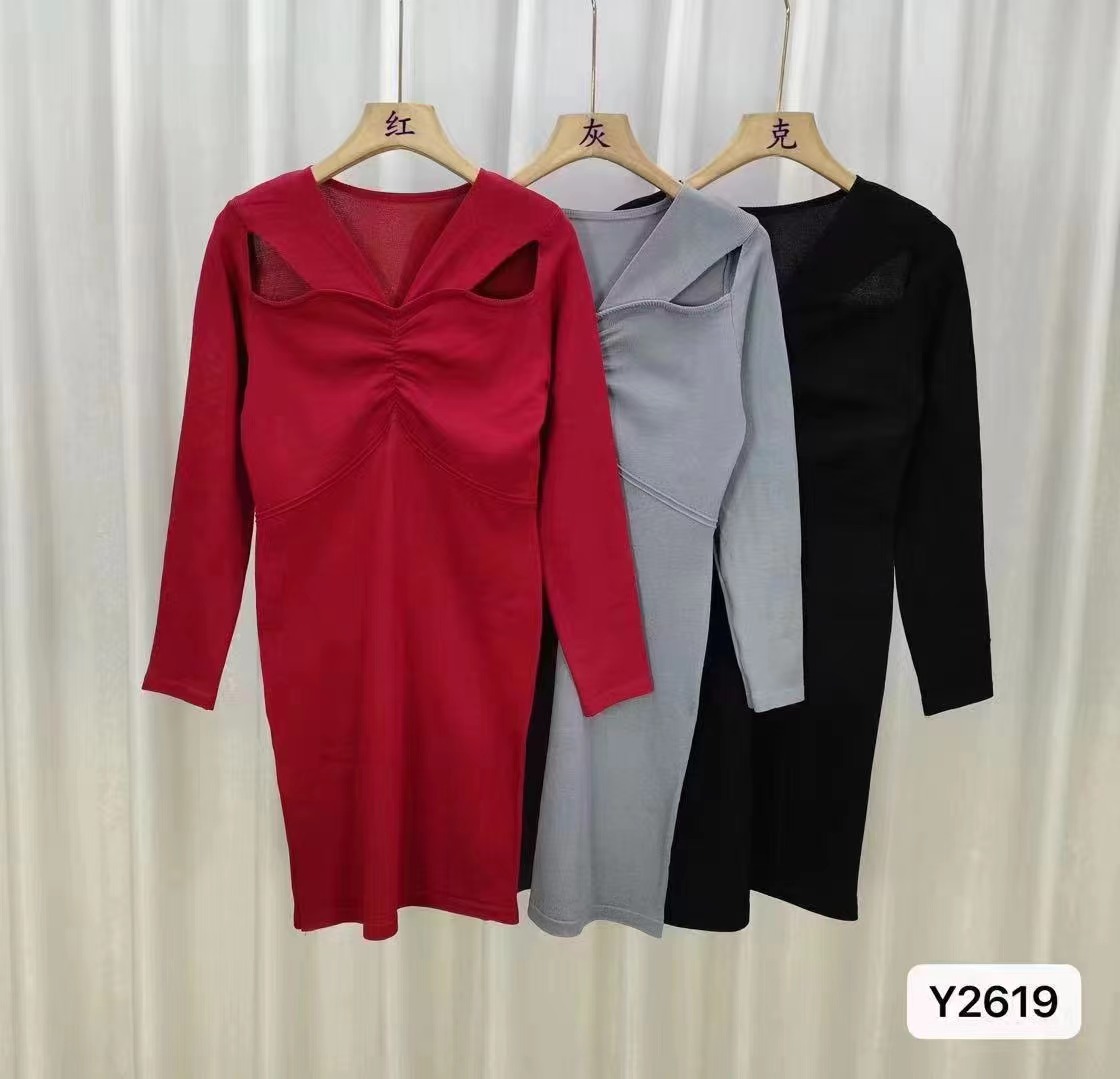 2023 new autumn and winter chic design V-neck off-shoulder pleated slimming dress
