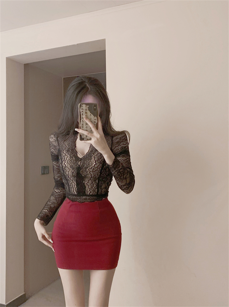 Real shot of slim-fitting collared lace bottoming shirt with high waist and hip-covering skirt