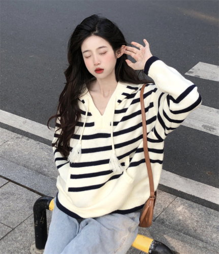 Actual shot of new autumn and winter striped hooded sweater, loose and versatile, soft and waxy, lazy pullover niche knitted sweater